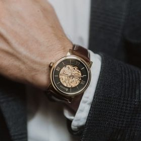 elegantní pánské hodinky s koženým řemínkem