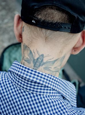 tetování motýla na krku
