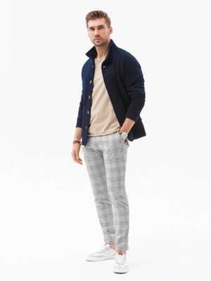 smart casual outfit - pánský béžový svetr, šedé kostkované chino kalhoty, tmavě modrý kabát