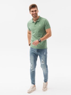 trendy zelená pánská polokošile s krátkým rukávem, modré pánské džíny