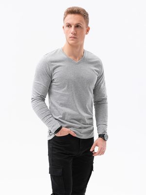 muž v trendy šedém tričku s V-výstřihem, černé pánské džíny