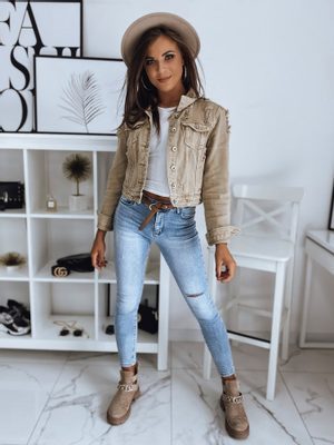 béžová dámská krátká džínová bunda, bílý top, modré skinny džíny