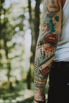 barevné tetování na ruce