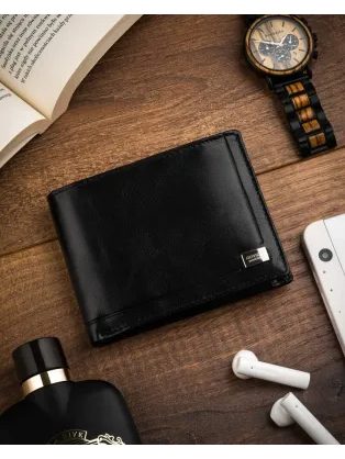 Černá kožená pánská peněženka s přezkou