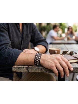 Náramek proplétaný s kontrastní modrou