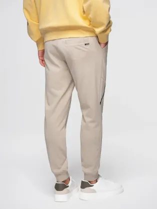 Hnědé tepláky s trendy prošíváním V2 PABS-0173