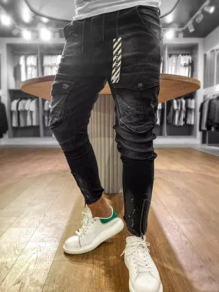 Moderní kapsáčové černé džíny