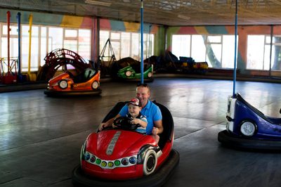 den otců - táta se synem jezdí na elektrickém autě