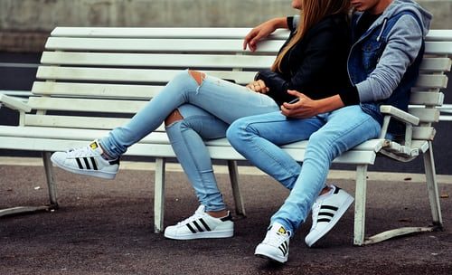 sladěný pár - modré džíny, bílo-černé tenisky Adidas