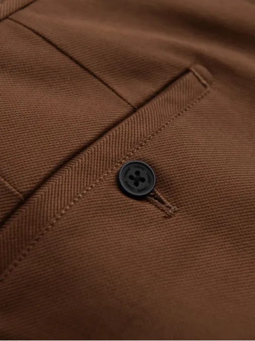 Chinos karamelové kalhoty klasického střihu s jemnou texturou V3 PACP-0190