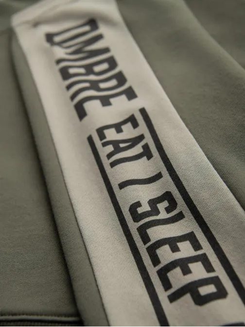 Módní olivová mikina s kapucí a ozdobnými rukávy V1 OM-SSNZ-0200