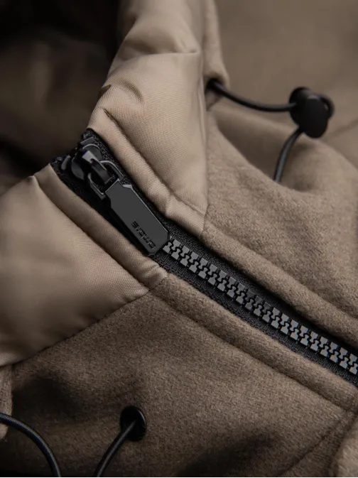 Stylový pánský kabát v béžové barvě V2 OM-COWC-0132