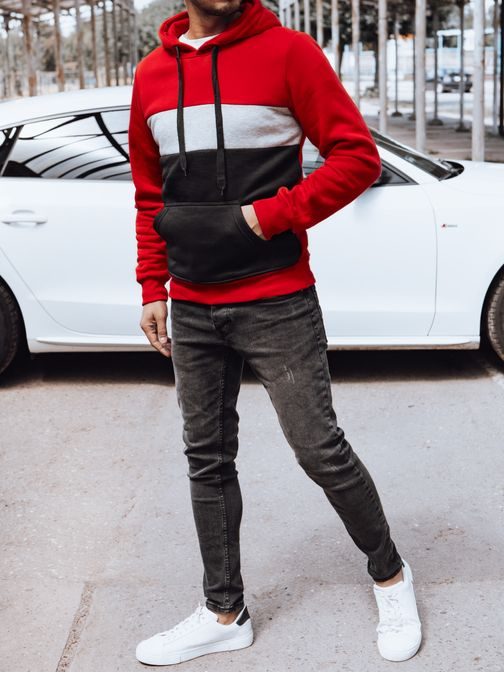 Červená mikina v zajímavém provedení