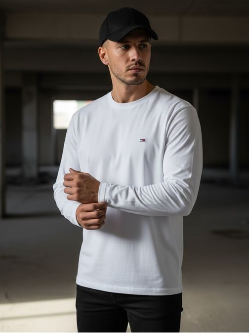 Jednoduché tričko v bílém provedení