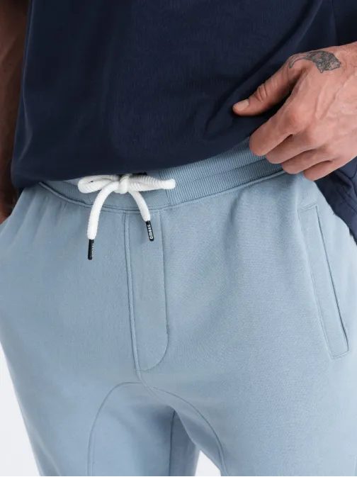 Světle modré tepláky s trendy prošíváním V7 PABS-0173