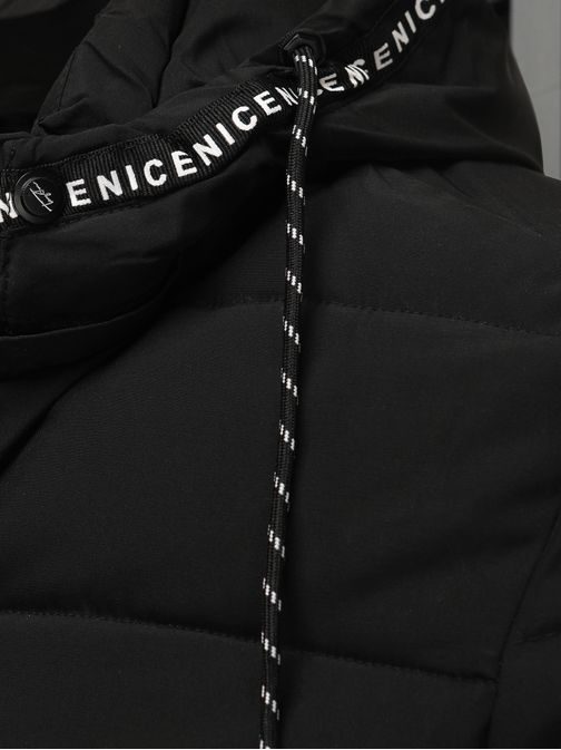 Moderní černá zimní bunda s potiskem