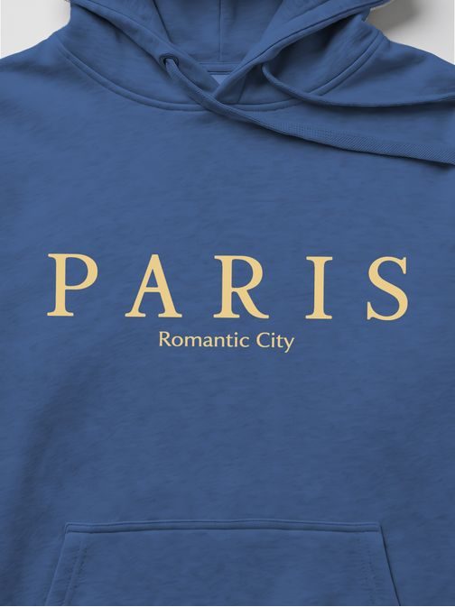 Modrá mikina s kapucí a nápisem „Paris“
