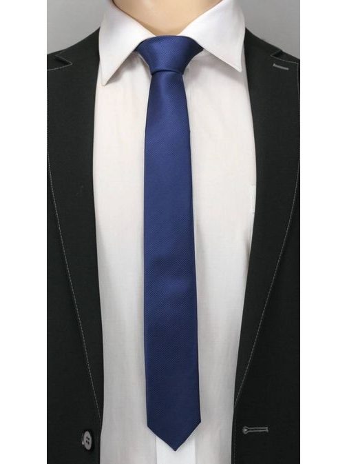 Modrá kravata s nenápadným proužkem