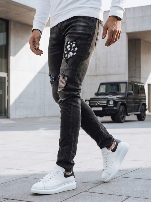 Černé džíny s lebkami