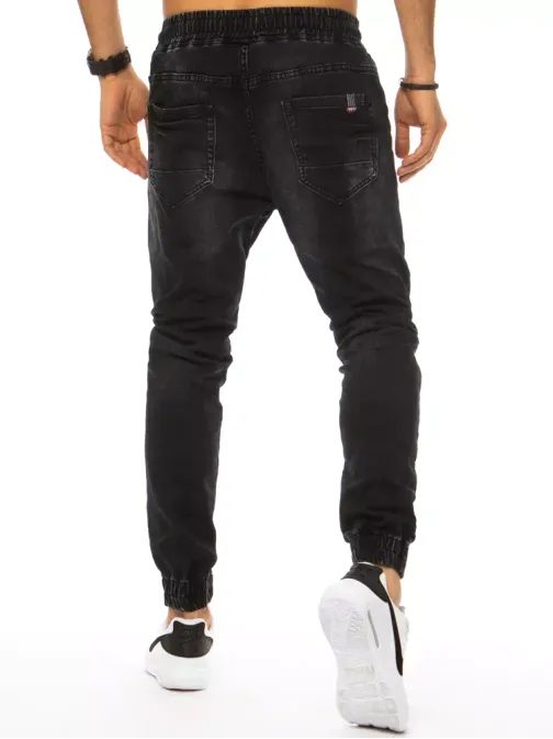 Černé džíny v moderním provedení
