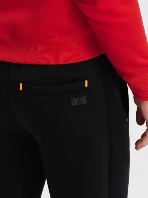 Pohodlné tepláky s prošíváním v černé barvě om-pask-0145