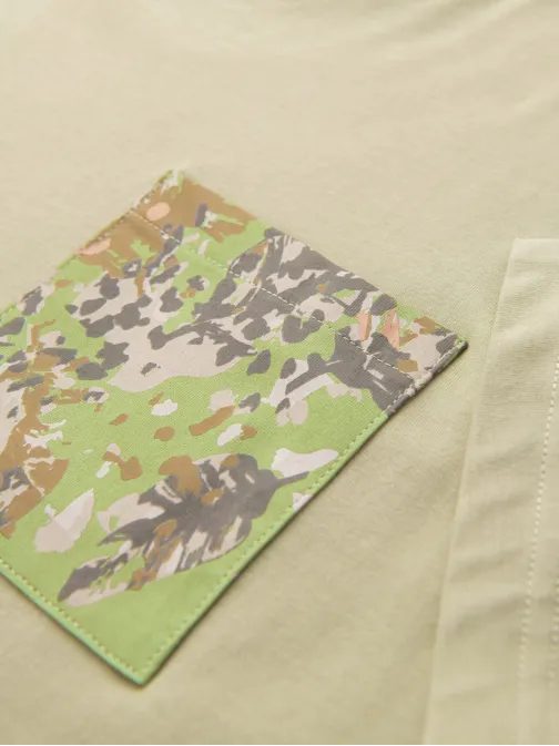 Módní olivové tričko s ozdobnou kapsou V2 TSPT-0227