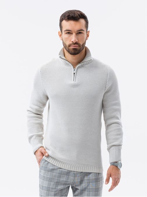 Atraktivní svetr v bílé barvě E194