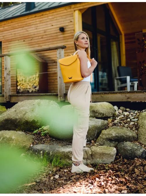 Moderní dámský batoh Loriot v trendy žluté barvě
