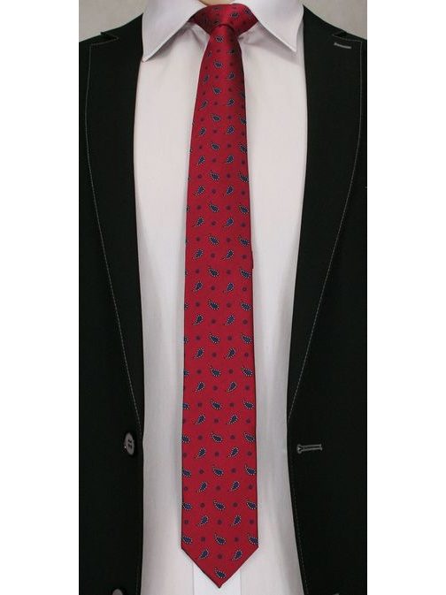Červená kravata s modrým vzorem