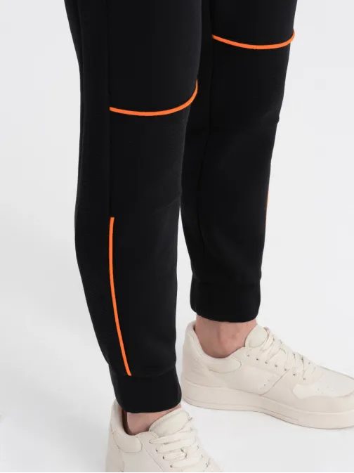 Pohodlné tepláky s prošíváním v černé barvě om-pask-0145