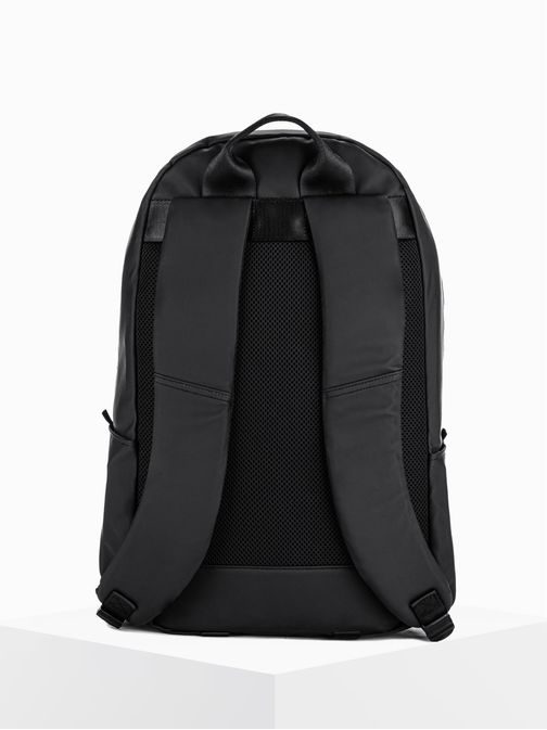 Moderní batoh v černé barvě A315