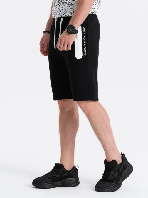 Stylové černé kraťasy W239