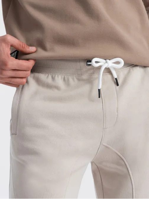 Béžové tepláky s trendy prošíváním V1 PABS-0173