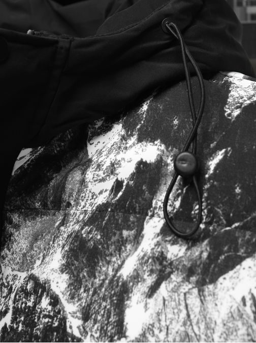 Originální černá zimní bunda s potiskem