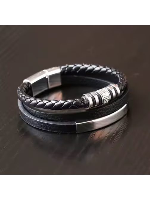 Černý náramek s kovovými ozdobami