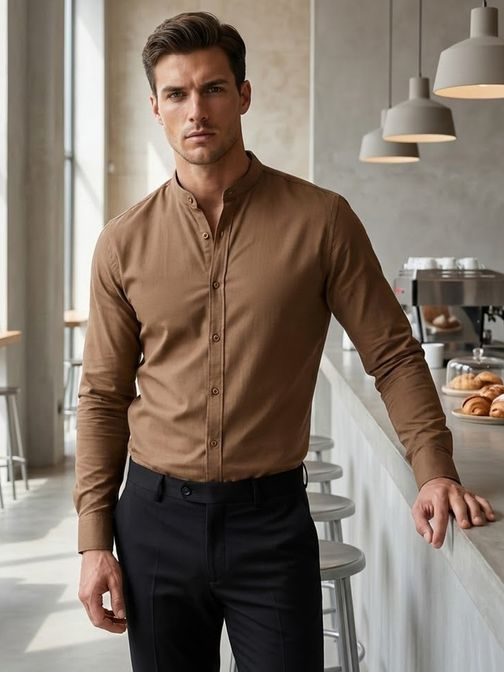 Nadčasová hnědá pánská košile se stojáčkem