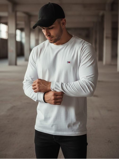 Jednoduché tričko v bílém provedení