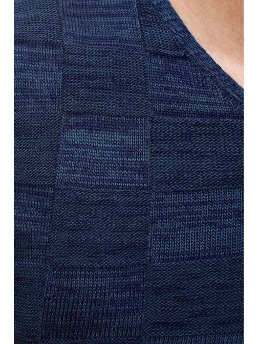 Originální tmavě modrý svetr s jemným motivem 256020