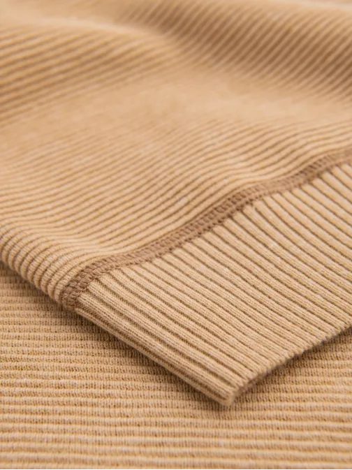 Zajímavý hnědý svetr se vzorem V4 SWSW-0121