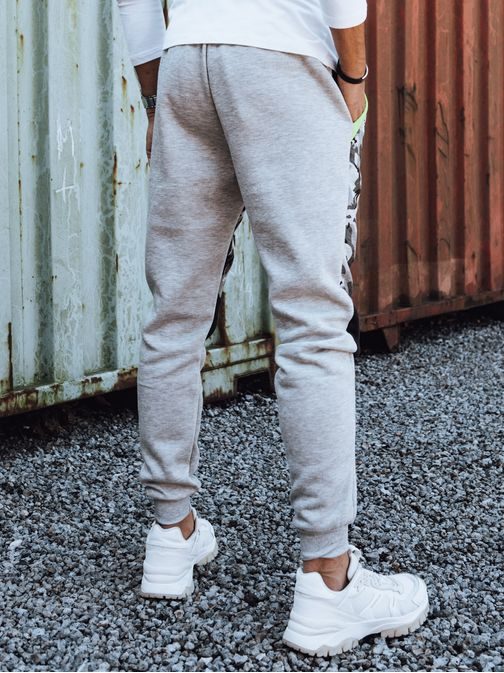 Tepláky s maskovacím vzorem v šedé barvě