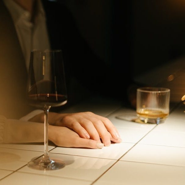 muž a žena flirtují, letmý dotek ruky