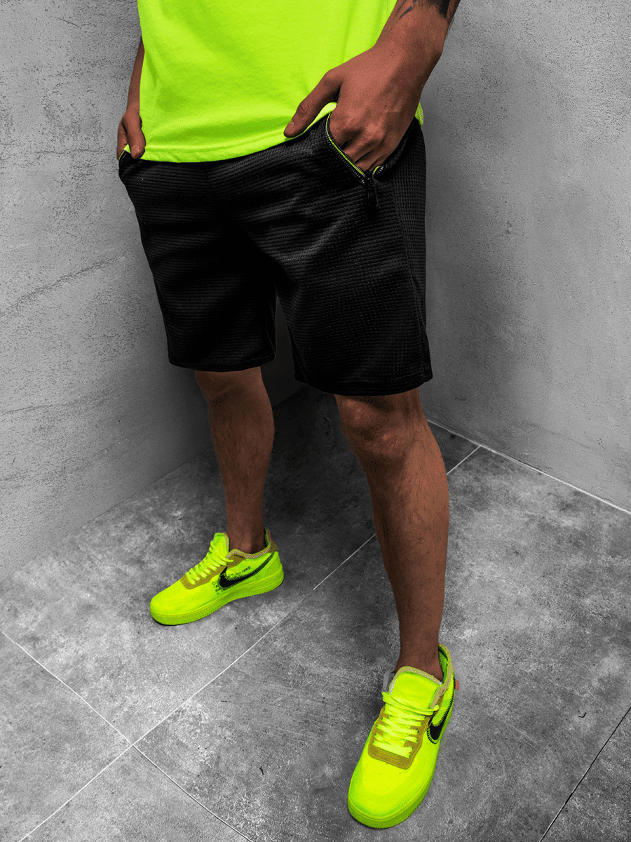 pánský outfit - černé sportovní kraťasy, zelené neonové tričko i tenisky