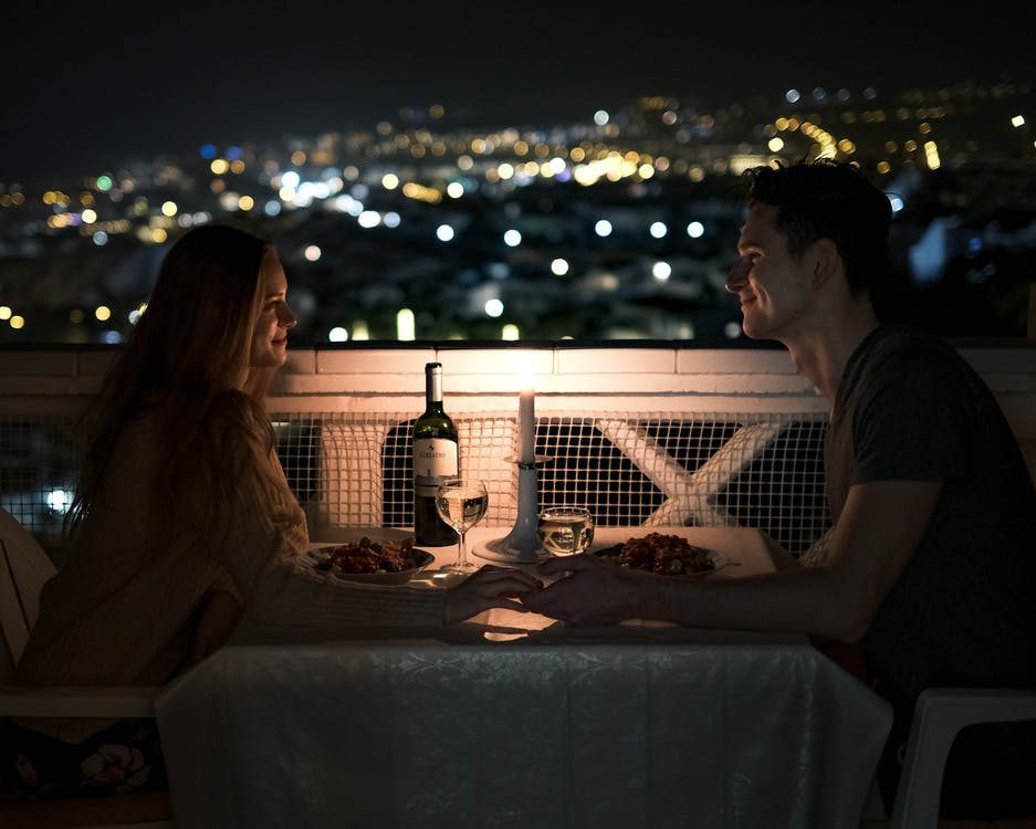 muž a žena flirtují při romantické večeře