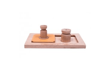 DŘEVĚNÝ HLAVOLAM PLAYGROUND - MODUL 2A (POUZE DESKA BEZ KLOBOUČKŮ A VÁLEČKŮ)