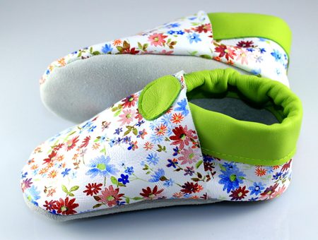 Menu Baby Shoes - Capáčky kytičkované/zelené kolečko