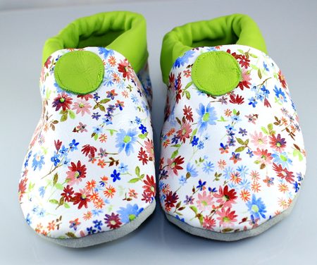 Menu Baby Shoes - Capáčky kytičkované/zelené kolečko