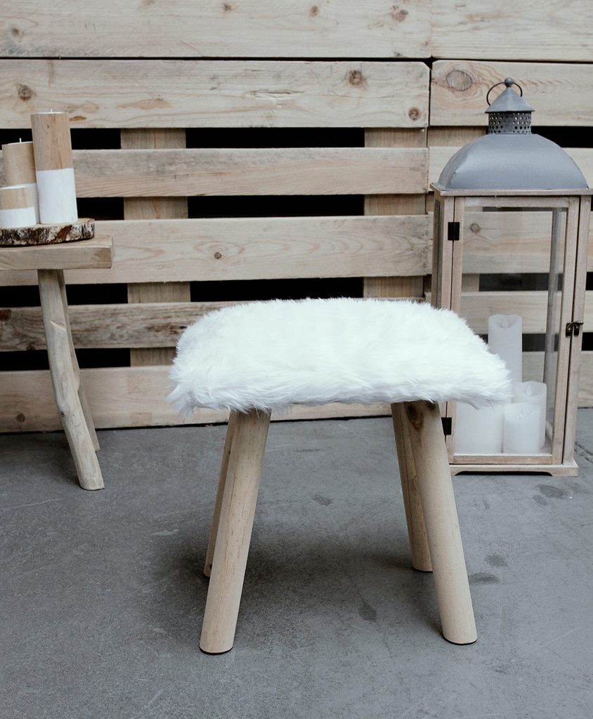 I-LIVING.cz - TODAY WINTER SPIRIT stolička s kožešinou 28x38x39 cm - TODAY  - Taburety - Bytový textil - zdravý spánek & bydlení