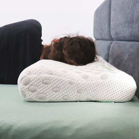 Anatomický polštář DREAMPUR® Grey dots profilovaný 30x50cm - VÝSTAVNÍ KUS