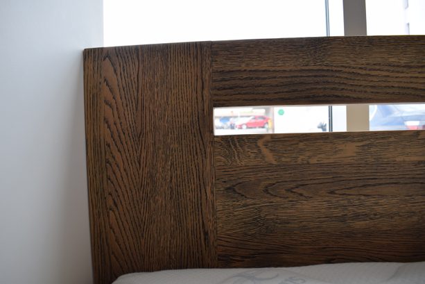 Dubová postel Grandioso 4 cm masiv  / tmavé moření - výstavní kus