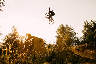 Vánoce 2025 ve znamení adrenalinu: Dirtová kola skladem na Mikebike.cz